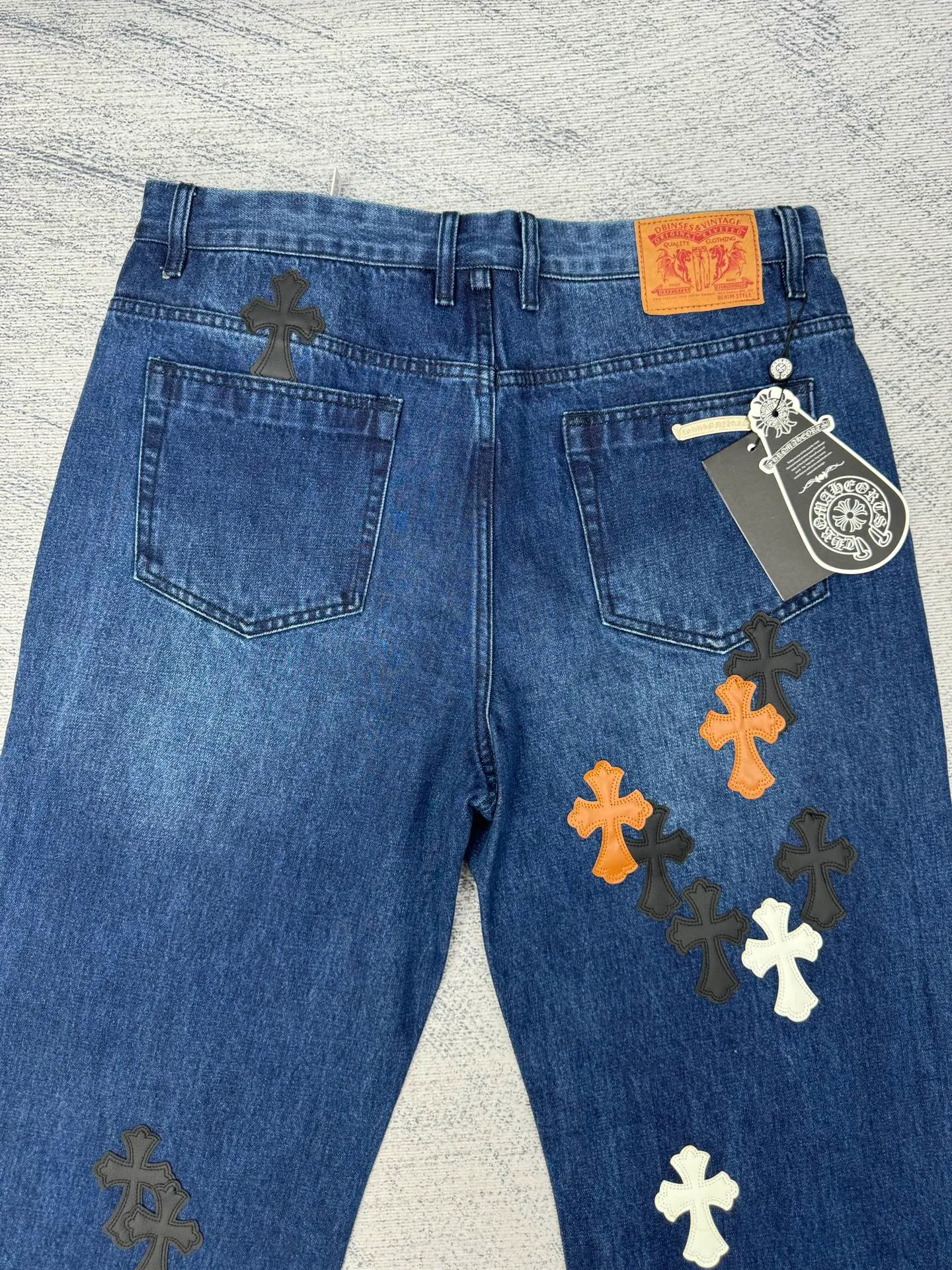 P750 Chrome Heat CH limited flame patch leather jeans Size: 30/32/34/36/38 This jeans is a store VIP limited edition (can only be purchased by store VIPs) and is not an official website model, so it is even rarer. When we got it back, we found that these pants were different from the usual 501 version. These pants were made of CH's own soleplate, not the 501 soleplate. So I can only customize the fabrics myself and rely on various relationships to get the raw material fabrics. The washing process also took dozens of attempts to finally achieve the effect we wanted. This pair of pants uses a total of 35 pieces of leather, all of which are second-layer cowhide. Therefore, whether the material is leather label or wash label, fabric or hardware, the mold needs to be re-opened and the cross must be sewn manually (in order to restore it, it can only be done manually).